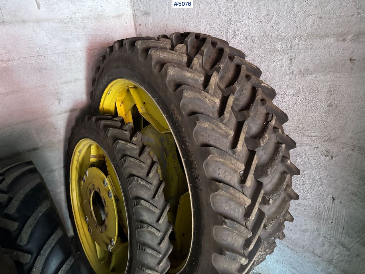 Sprayer Wheels (used on a John Deere 6830) - آلة الرش: صور 1 Sprayer Wheels (used on a John Deere 6830) - آلة الرش: صور 1