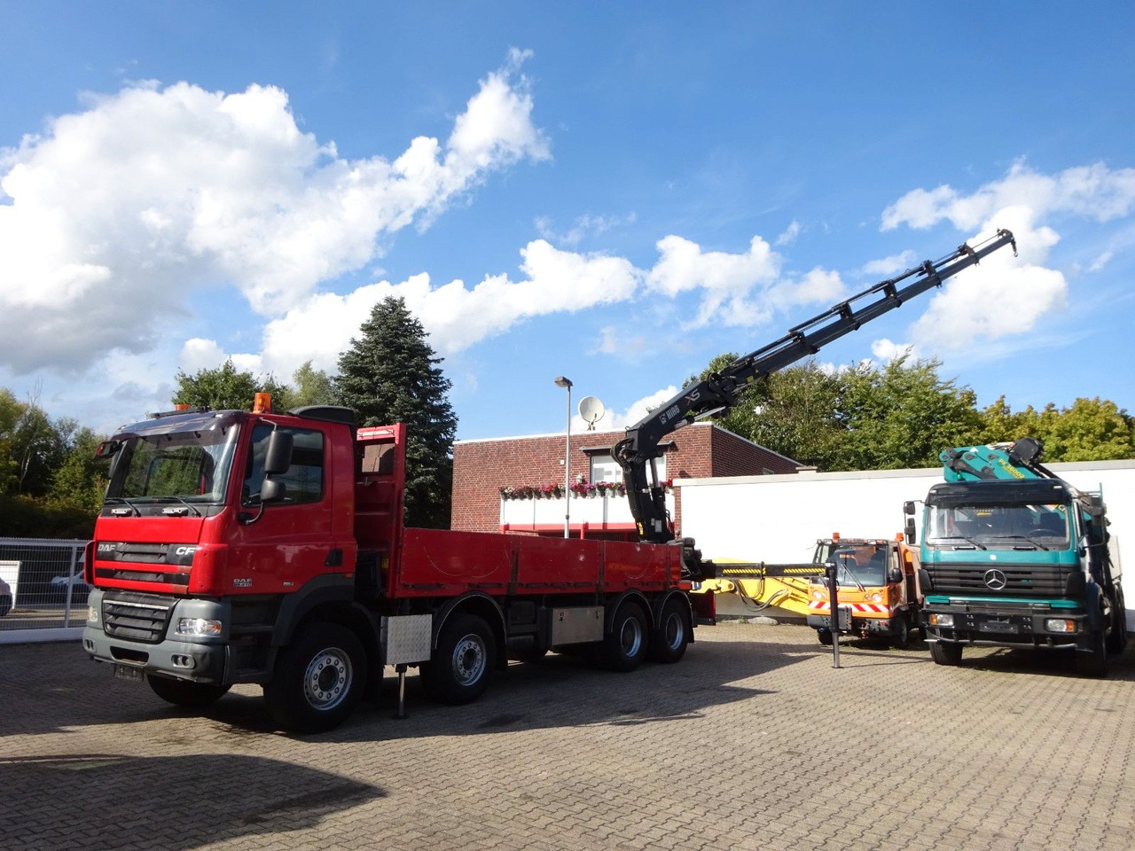 DAF 85.410 Pritsche + HIAB 322E6 Kran 8x4 - شاحنة كرين: صور 1 DAF 85.410 Pritsche + HIAB 322E6 Kran 8x4 - شاحنة كرين: صور 1