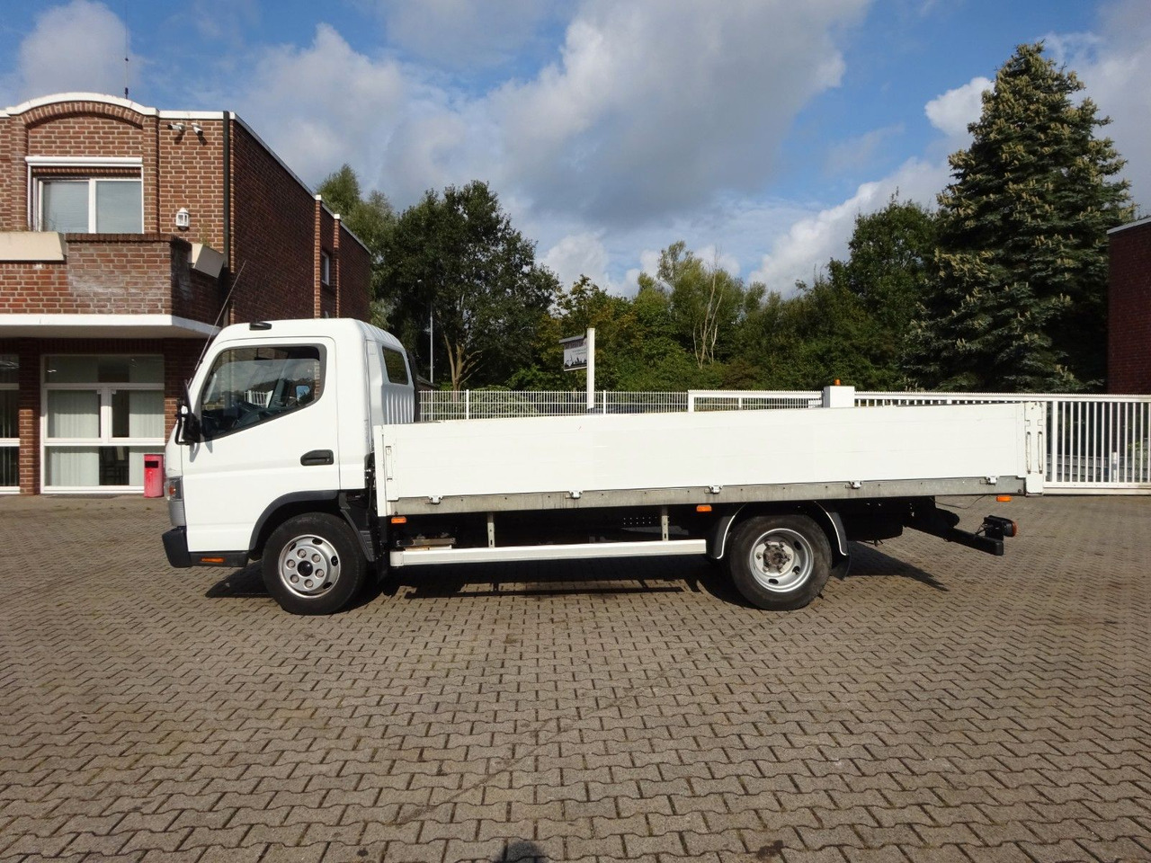 FUSO CANTER 7C15 Pritsche 4x2 - الشاحنات الصغيرة المسطحة: صور 4 FUSO CANTER 7C15 Pritsche 4x2 - الشاحنات الصغيرة المسطحة: صور 4