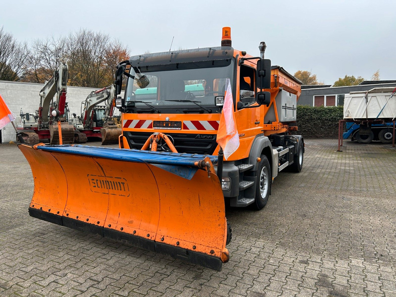 Mercedes-Benz 1824 Axor Abroller mit Schneeschild und Streuer - شاحنة ذات الخطاف: صور 1 Mercedes-Benz 1824 Axor Abroller mit Schneeschild und Streuer - شاحنة ذات الخطاف: صور 1