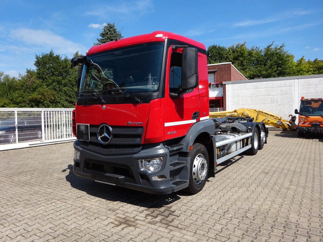 Mercedes-Benz 2532 ANTOS MEILLER Abroller Lift+Lenkachse 6x2 - شاحنة ذات الخطاف: صور 2 Mercedes-Benz 2532 ANTOS MEILLER Abroller Lift+Lenkachse 6x2 - شاحنة ذات الخطاف: صور 2