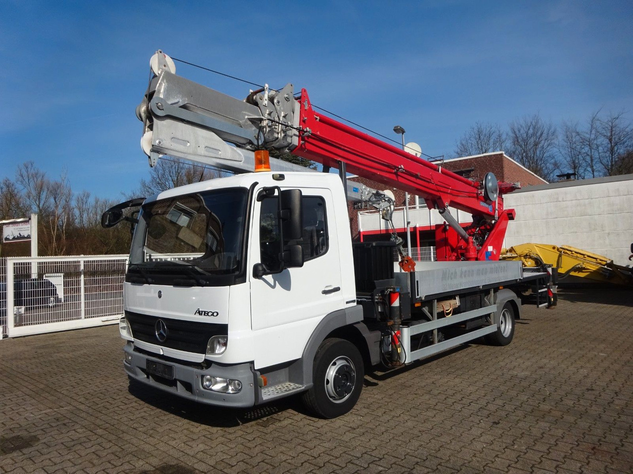 Mercedes-Benz 818 Atego + Böcker AK 32 Meter Dachdeckerkran - شاحنة كرين: صور 2 Mercedes-Benz 818 Atego + Böcker AK 32 Meter Dachdeckerkran - شاحنة كرين: صور 2