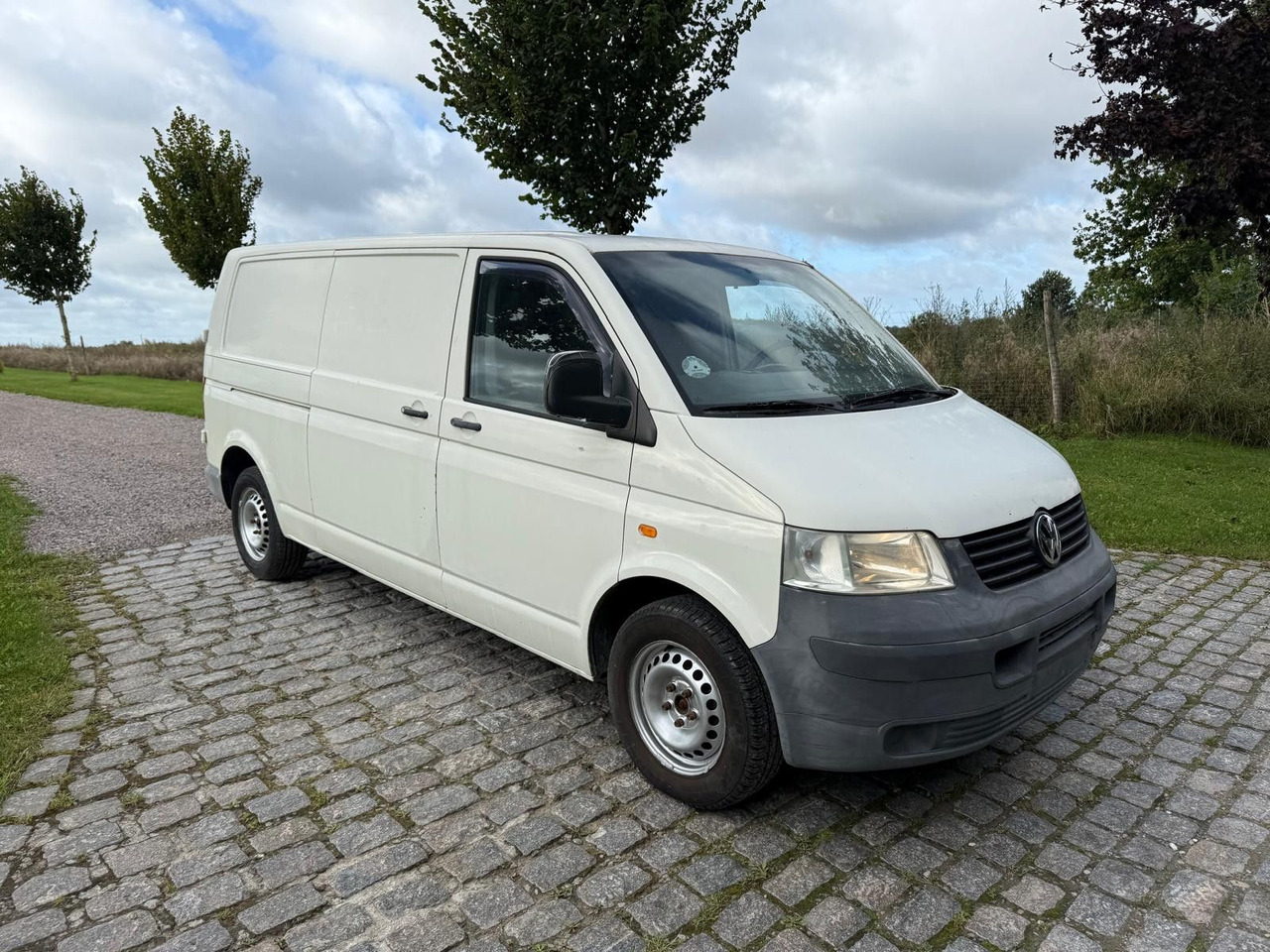Volkswagen T5 Transporter 2.5 TDI Kasten lang - فان المدمجة: صور 1 Volkswagen T5 Transporter 2.5 TDI Kasten lang - فان المدمجة: صور 1