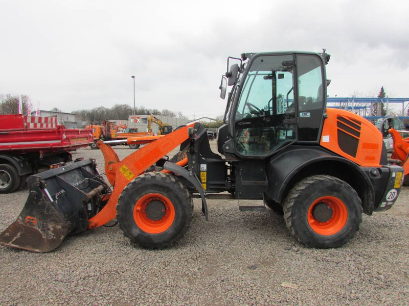 Komatsu WA 100 M-7 Radlader 29.500 EUR - اللودر بعجل: صور 1 Komatsu WA 100 M-7 Radlader 29.500 EUR - اللودر بعجل: صور 1