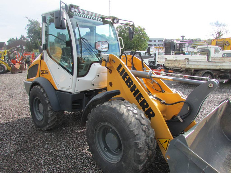 Liebherr L 506 Compact Radlader 47.000 EUR netto - اللودر بعجل: صور 1 Liebherr L 506 Compact Radlader 47.000 EUR netto - اللودر بعجل: صور 1