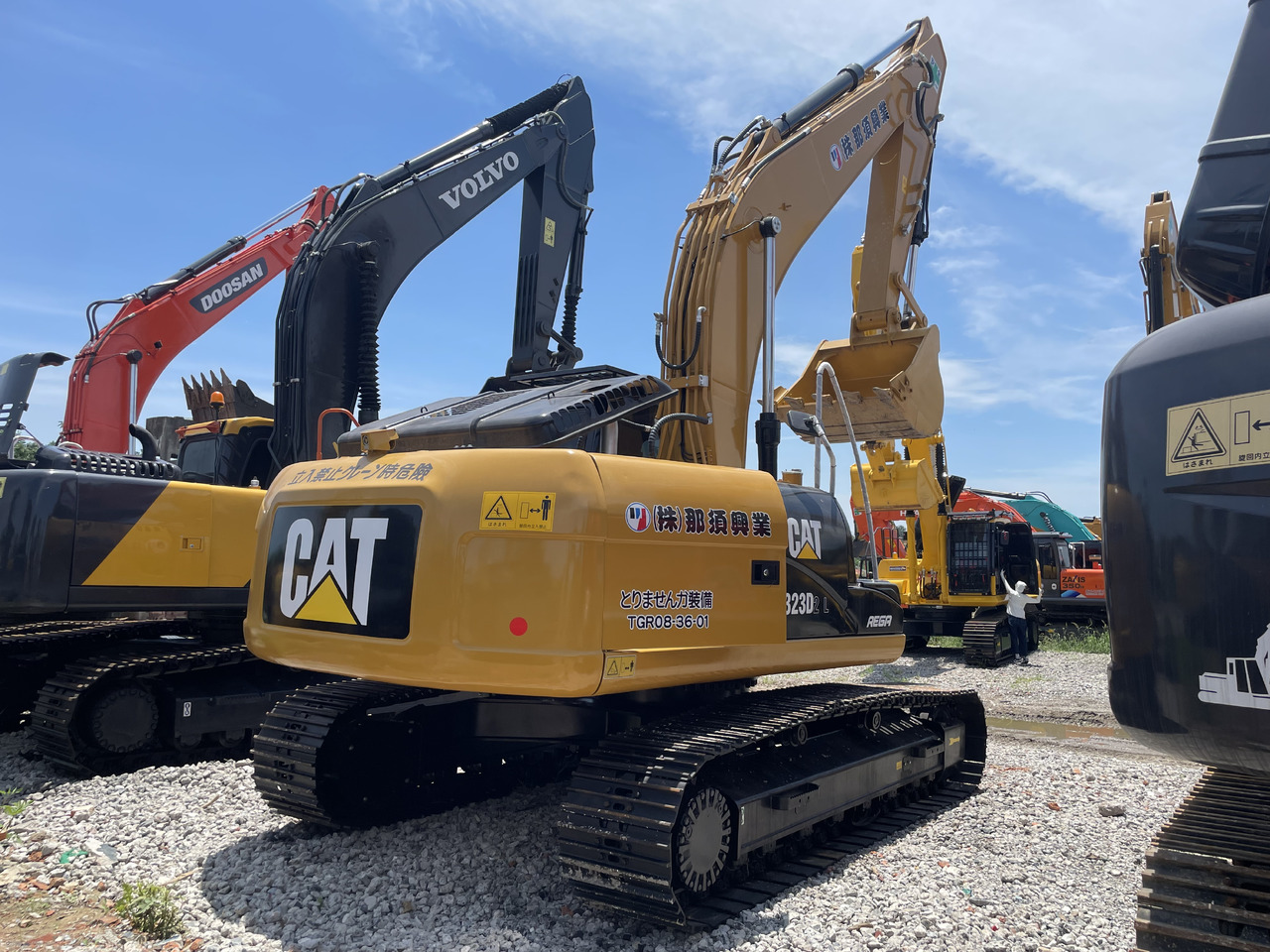 CATERPILLAR 323D2 - حفارات زحافة: صور 3 CATERPILLAR 323D2 - حفارات زحافة: صور 3