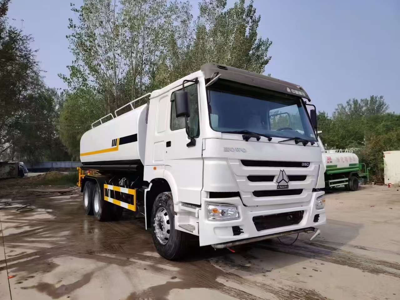 SINOTRUK HOWO sprinkler - شاحنة صهريج: صور 1 SINOTRUK HOWO sprinkler - شاحنة صهريج: صور 1
