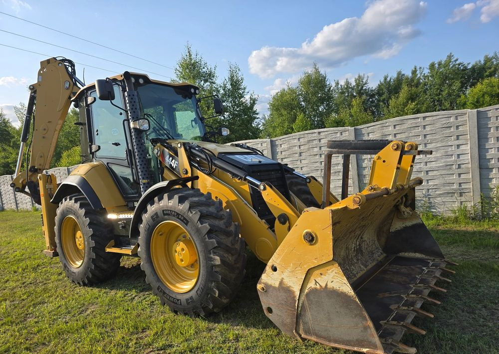 Caterpillar - حفار متعدد الاستخدام: صور 2 Caterpillar - حفار متعدد الاستخدام: صور 2