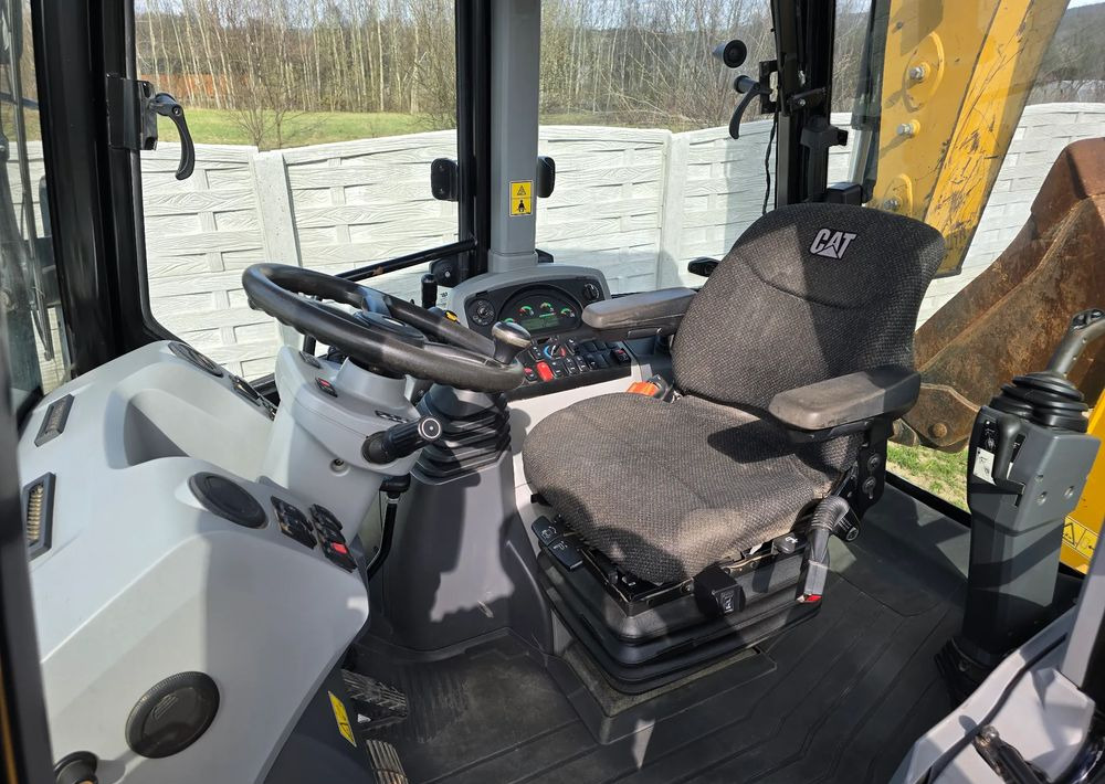 Caterpillar - حفار متعدد الاستخدام: صور 3 Caterpillar - حفار متعدد الاستخدام: صور 3