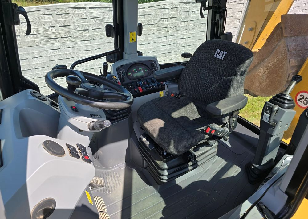 Caterpillar - حفار متعدد الاستخدام: صور 3 Caterpillar - حفار متعدد الاستخدام: صور 3