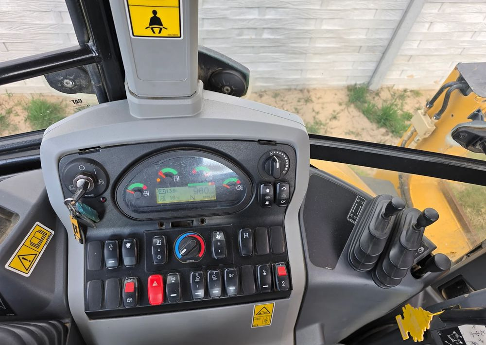 Caterpillar - حفار متعدد الاستخدام: صور 5 Caterpillar - حفار متعدد الاستخدام: صور 5