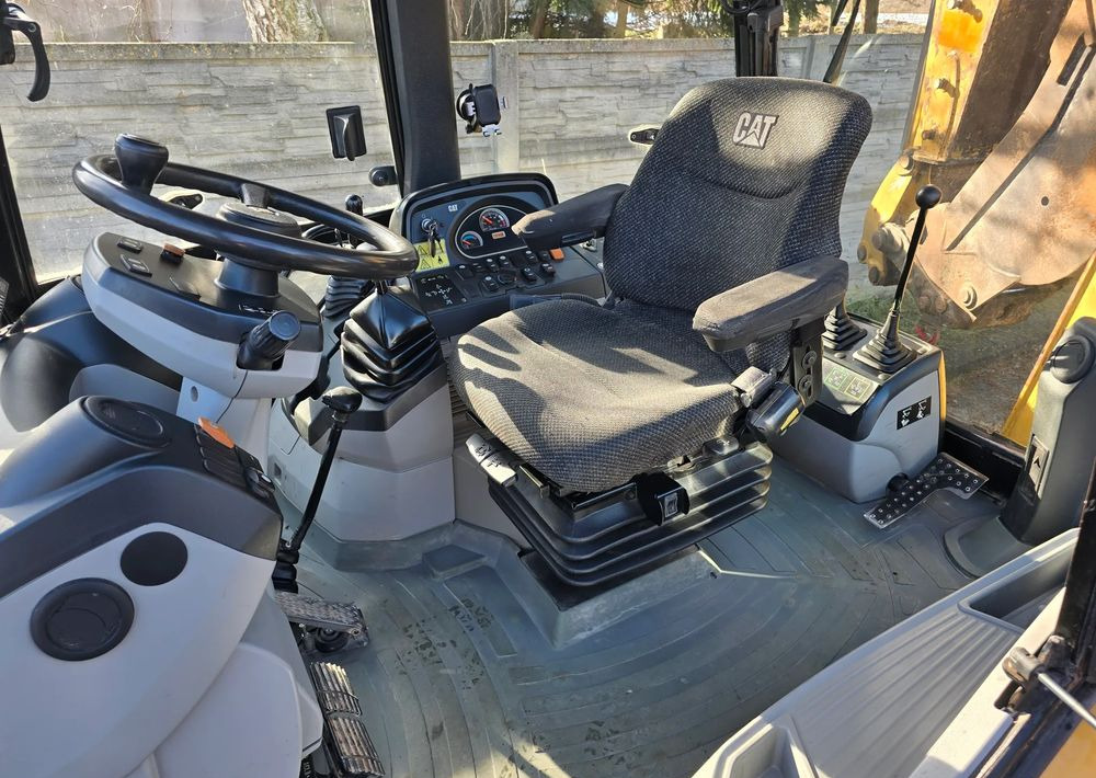 Caterpillar - حفار متعدد الاستخدام: صور 3 Caterpillar - حفار متعدد الاستخدام: صور 3