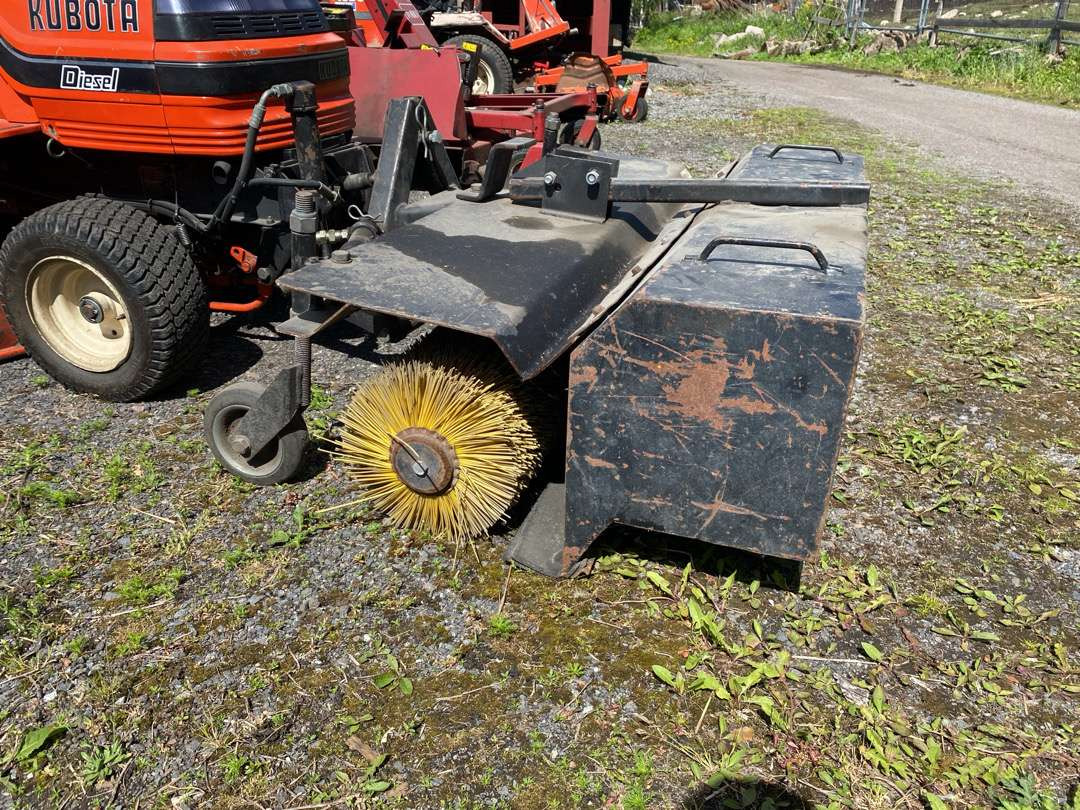 2000 Kubota G1700//Sitteklipper med feier og oppsamler - جزازة المروج: صور 5 2000 Kubota G1700//Sitteklipper med feier og oppsamler - جزازة المروج: صور 5