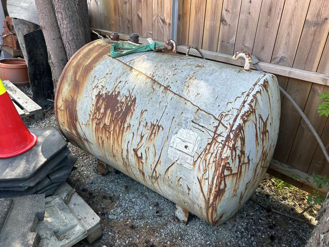 Diesel tank 1000 liter - معدات الورش: صور 1 Diesel tank 1000 liter - معدات الورش: صور 1