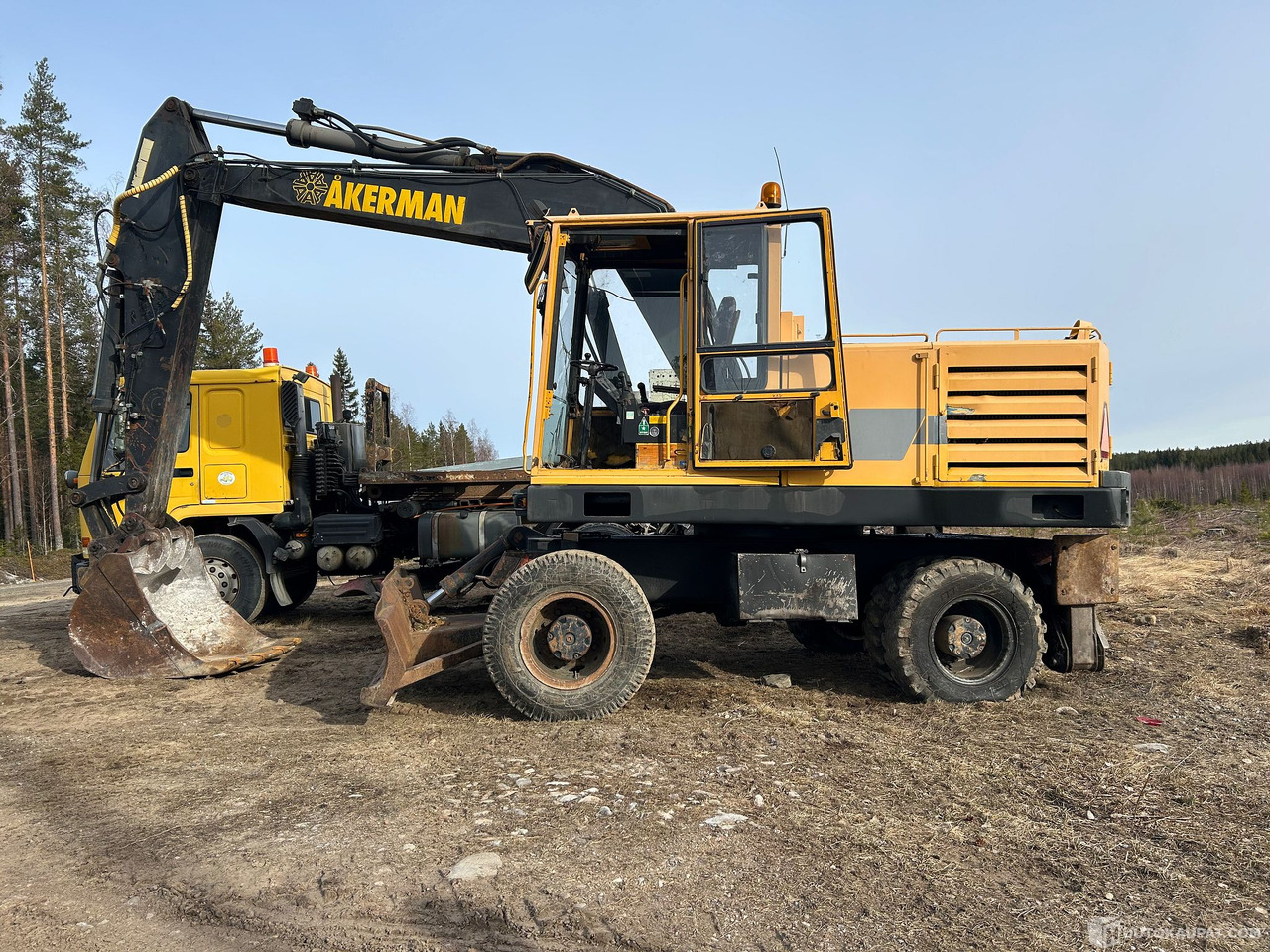 Åkerman H7 MC Pyörällustainen kaivinkone etupuskulevyllä, 1991, Kruunupyy - حفارة على عجلات: صور 1 Åkerman H7 MC Pyörällustainen kaivinkone etupuskulevyllä, 1991, Kruunupyy - حفارة على عجلات: صور 1