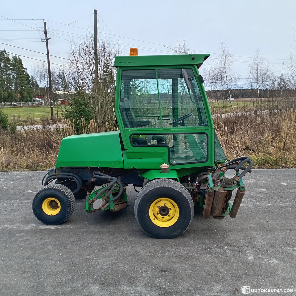 John Deere 3235 kelaleikkuri, 4 WD ja hytti, Hollola - جزازة المروج: صور 3 John Deere 3235 kelaleikkuri, 4 WD ja hytti, Hollola - جزازة المروج: صور 3