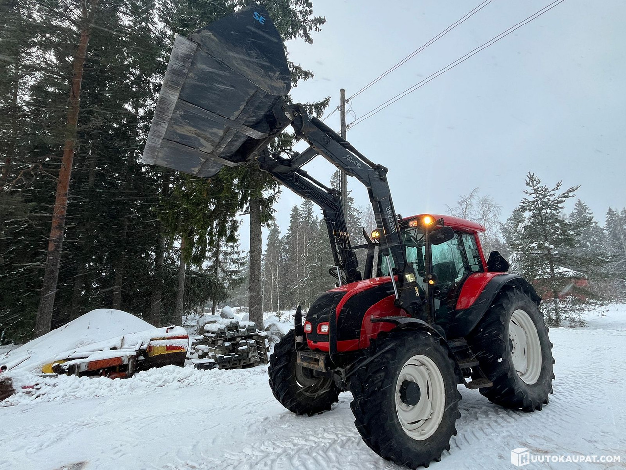 Valtra C130 4x4/242 with front loader, 2005, Forssa - جرار: صور 1 Valtra C130 4x4/242 with front loader, 2005, Forssa - جرار: صور 1