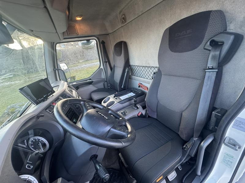Interior photo 1: بصندوق مغلق شاحنة DAF LF 210 FA