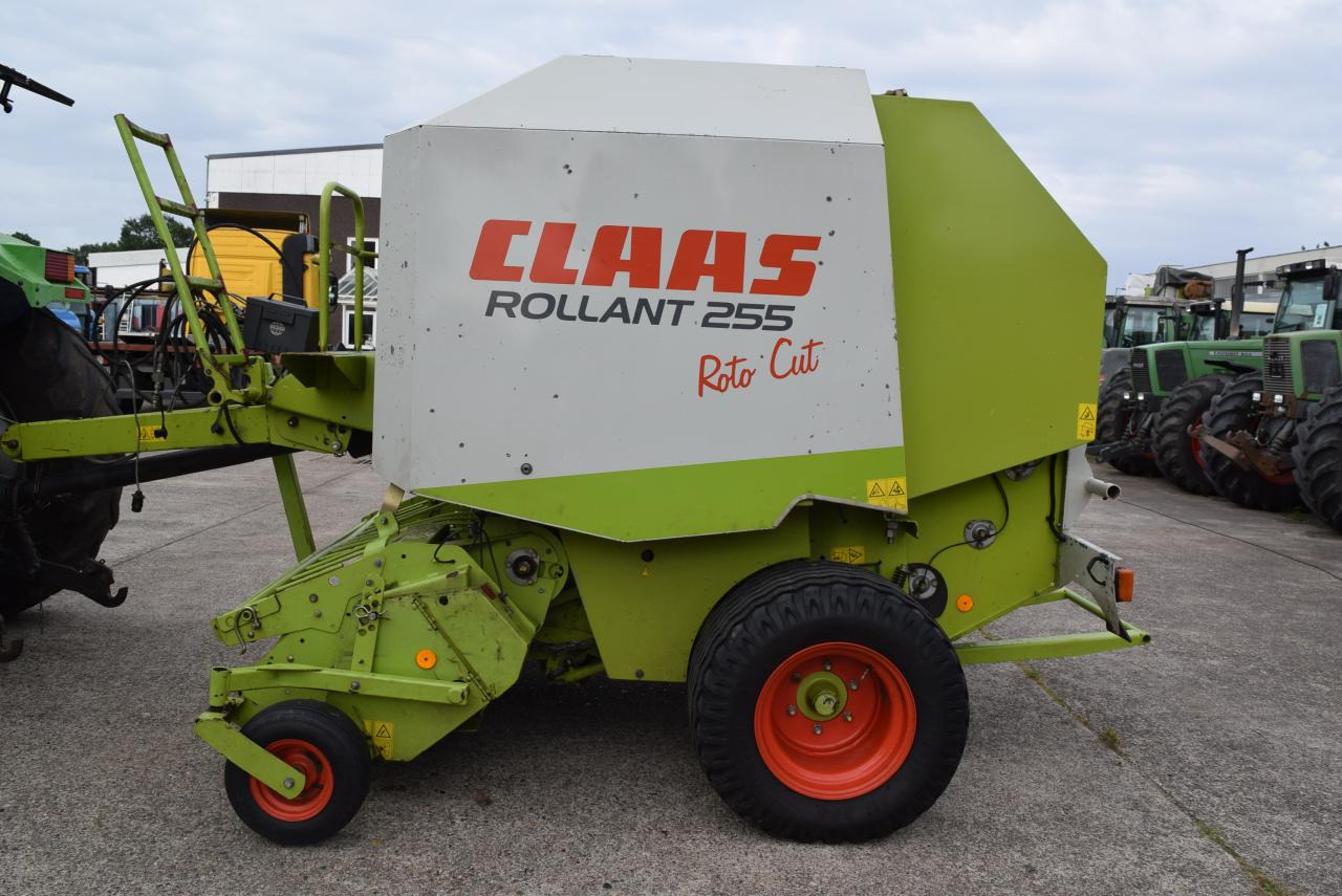 CLAAS Rollant 255 RC - مكبس القش الدائري: صور 1 CLAAS Rollant 255 RC - مكبس القش الدائري: صور 1