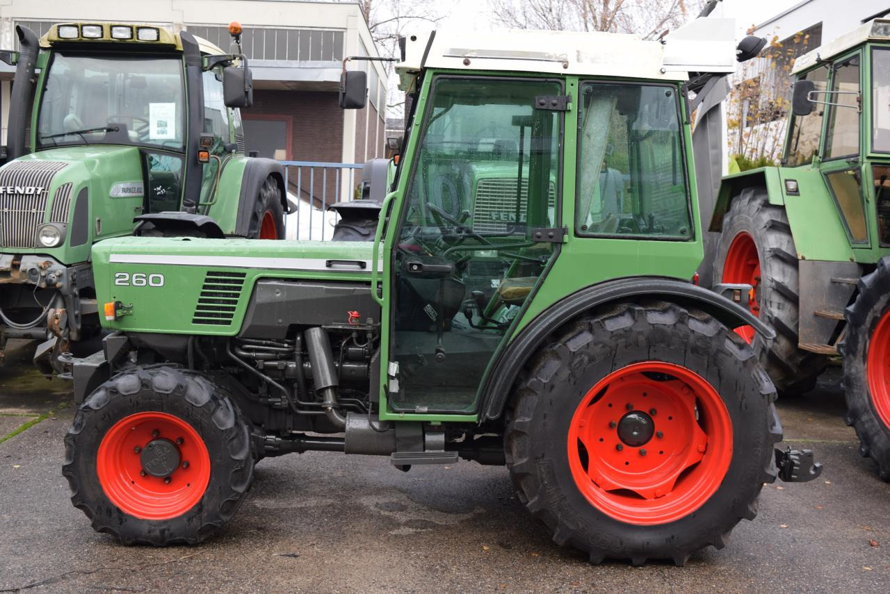 Fendt Farmer 260 V *Schmalspur* - جرار: صور 1 Fendt Farmer 260 V *Schmalspur* - جرار: صور 1