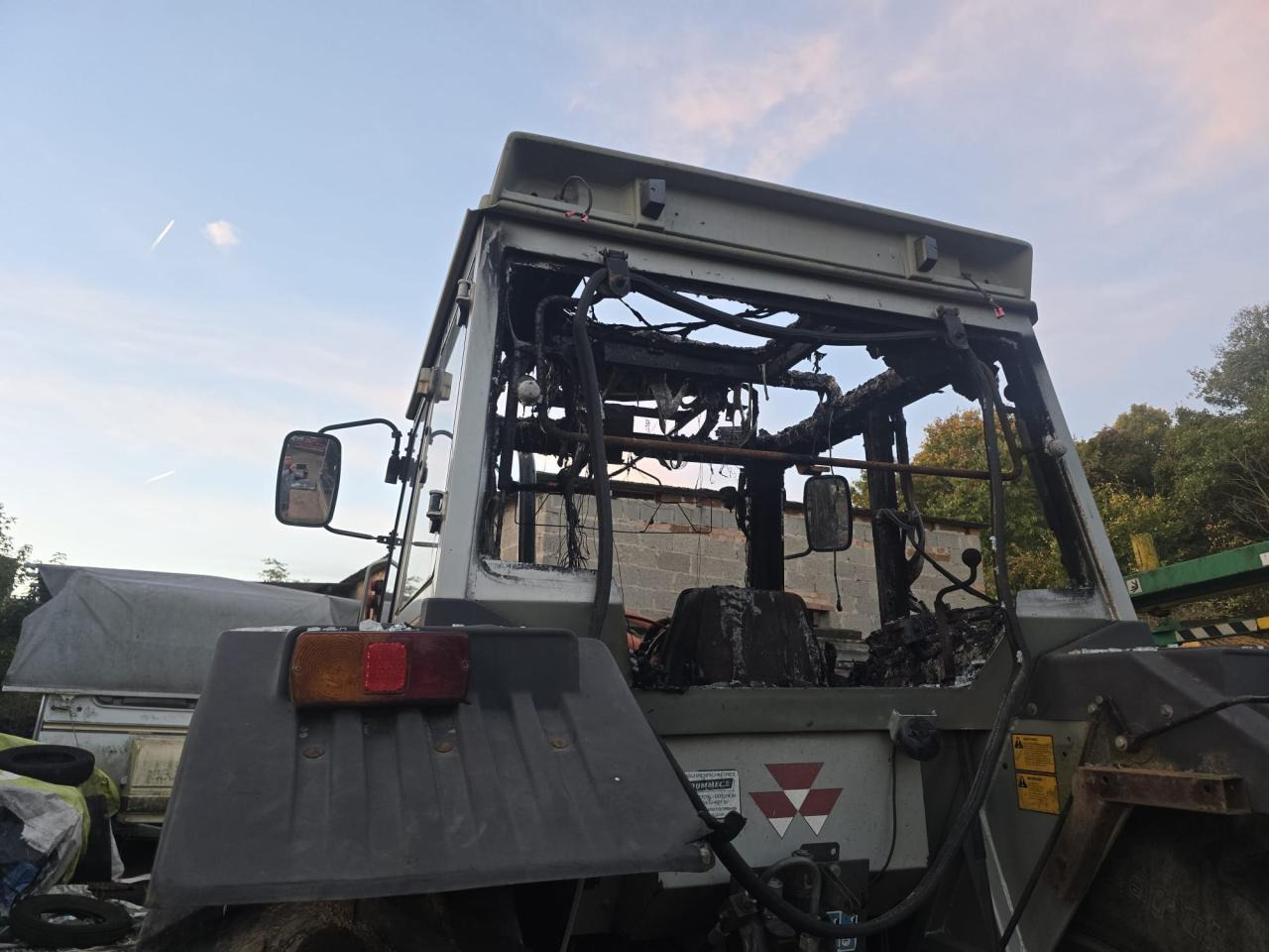 Massey Ferguson MF 390 T *Brandschaden* - جرار: صور 2 Massey Ferguson MF 390 T *Brandschaden* - جرار: صور 2