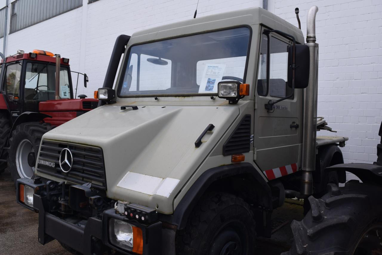 Mercedes-Benz Unimog U 90 - سيارة بلدية: صور 1 Mercedes-Benz Unimog U 90 - سيارة بلدية: صور 1