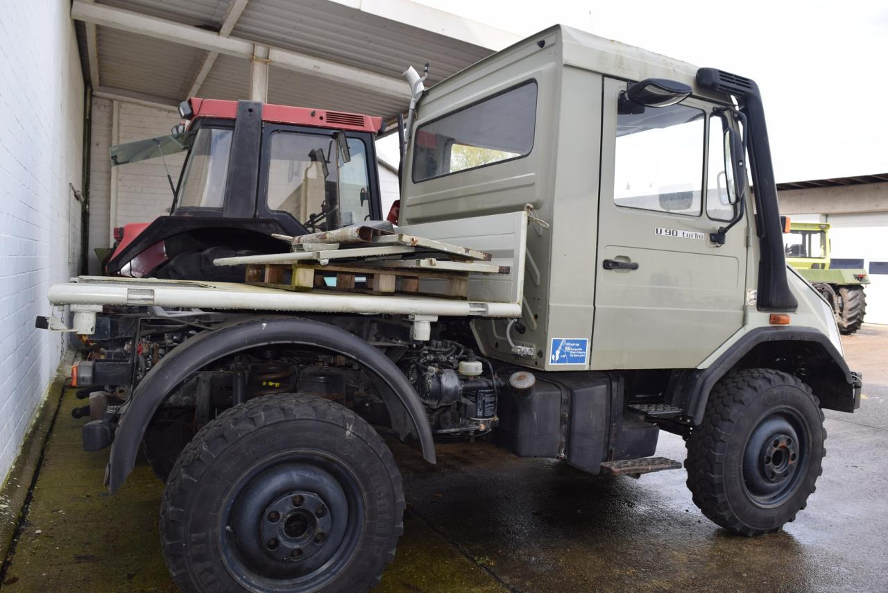 Mercedes-Benz Unimog U 90 - سيارة بلدية: صور 3 Mercedes-Benz Unimog U 90 - سيارة بلدية: صور 3