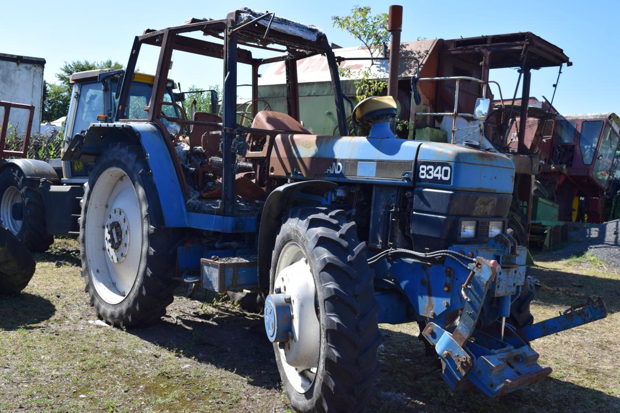 New Holland 8340 *zur Teileverwertung* - جرار: صور 1 New Holland 8340 *zur Teileverwertung* - جرار: صور 1