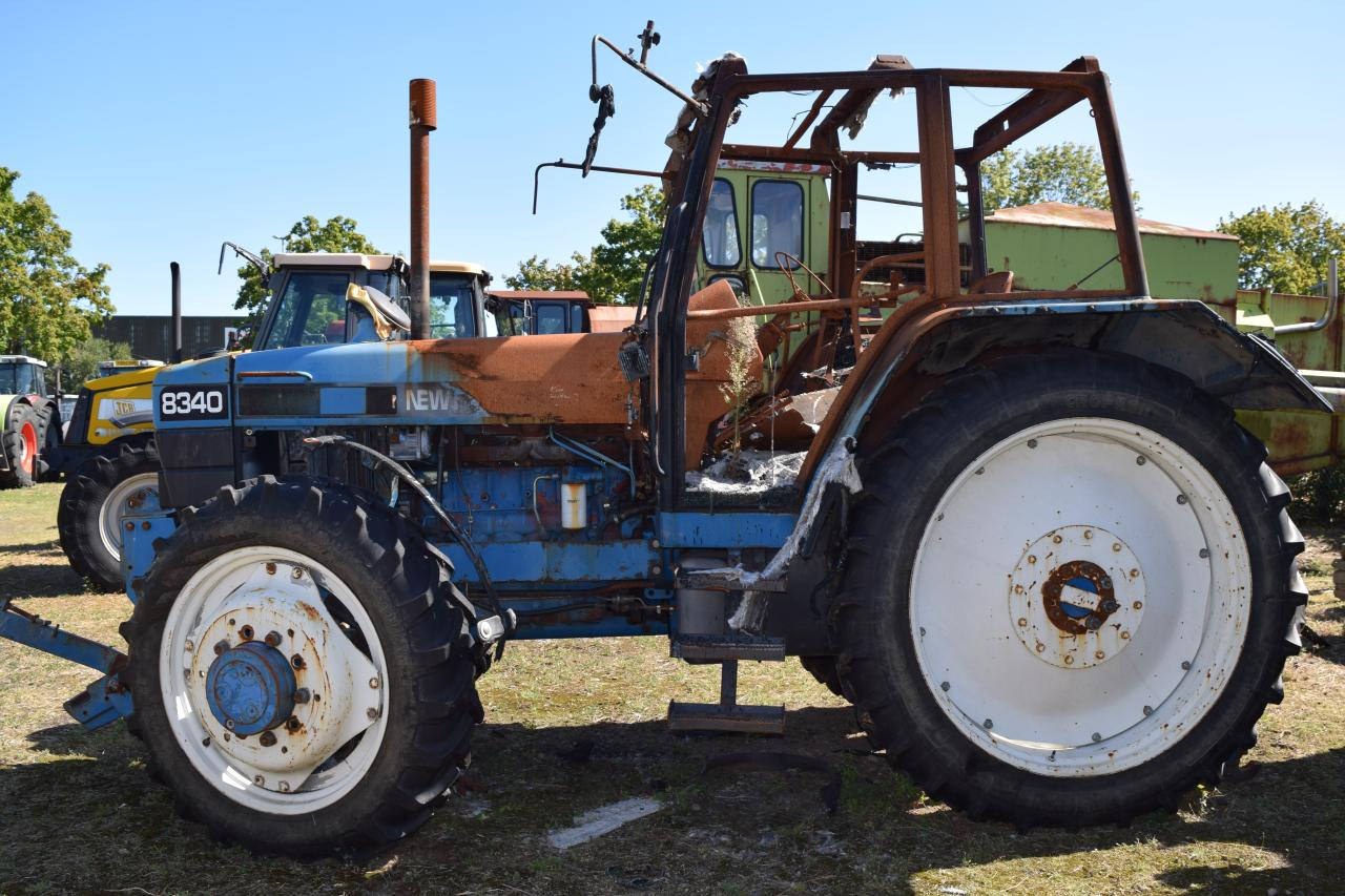 New Holland 8340 *zur Teileverwertung* - جرار: صور 3 New Holland 8340 *zur Teileverwertung* - جرار: صور 3