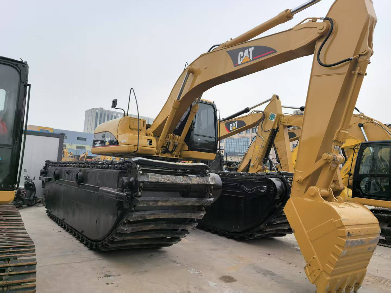 CATERPILLAR 320C boat excavator - حفارات برمائية: صور 3 CATERPILLAR 320C boat excavator - حفارات برمائية: صور 3
