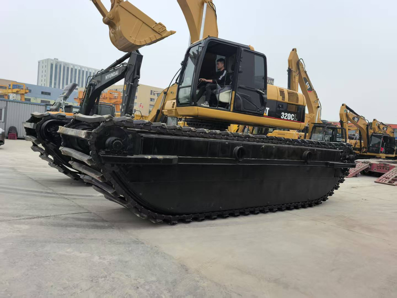 CATERPILLAR 320C boat excavator - حفارات برمائية: صور 2 CATERPILLAR 320C boat excavator - حفارات برمائية: صور 2