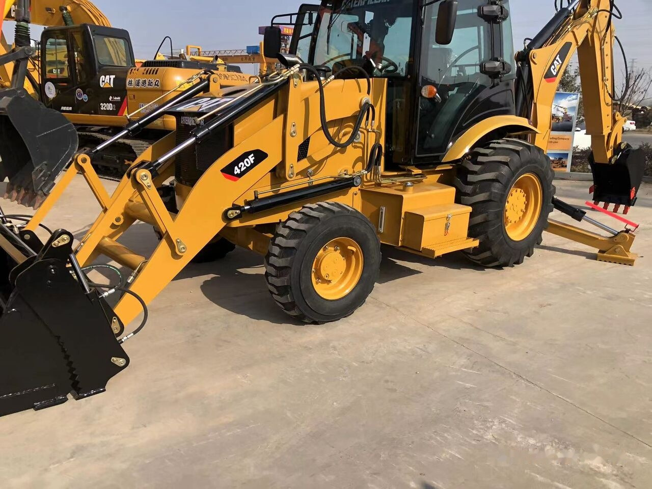 Caterpillar 420F - حفار متعدد الاستخدام: صور 2 Caterpillar 420F - حفار متعدد الاستخدام: صور 2