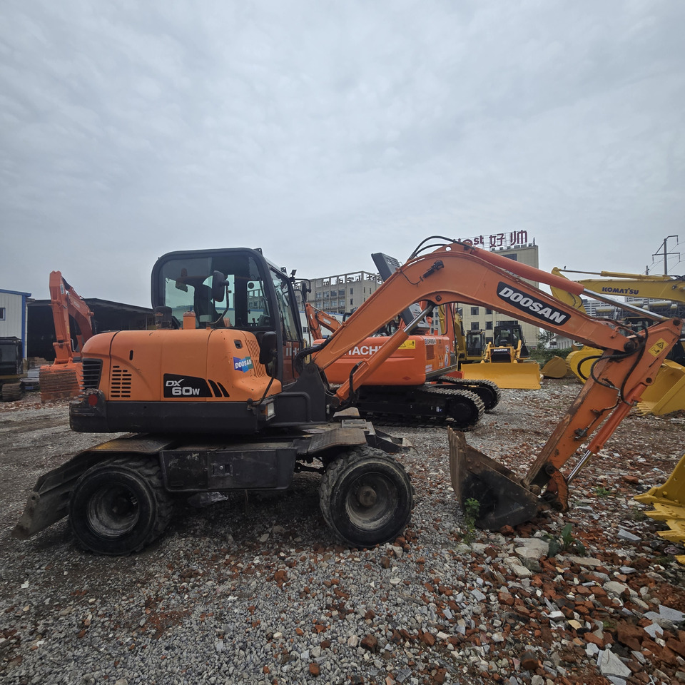 DOOSAN DX60W - حفارة على عجلات: صور 1 DOOSAN DX60W - حفارة على عجلات: صور 1