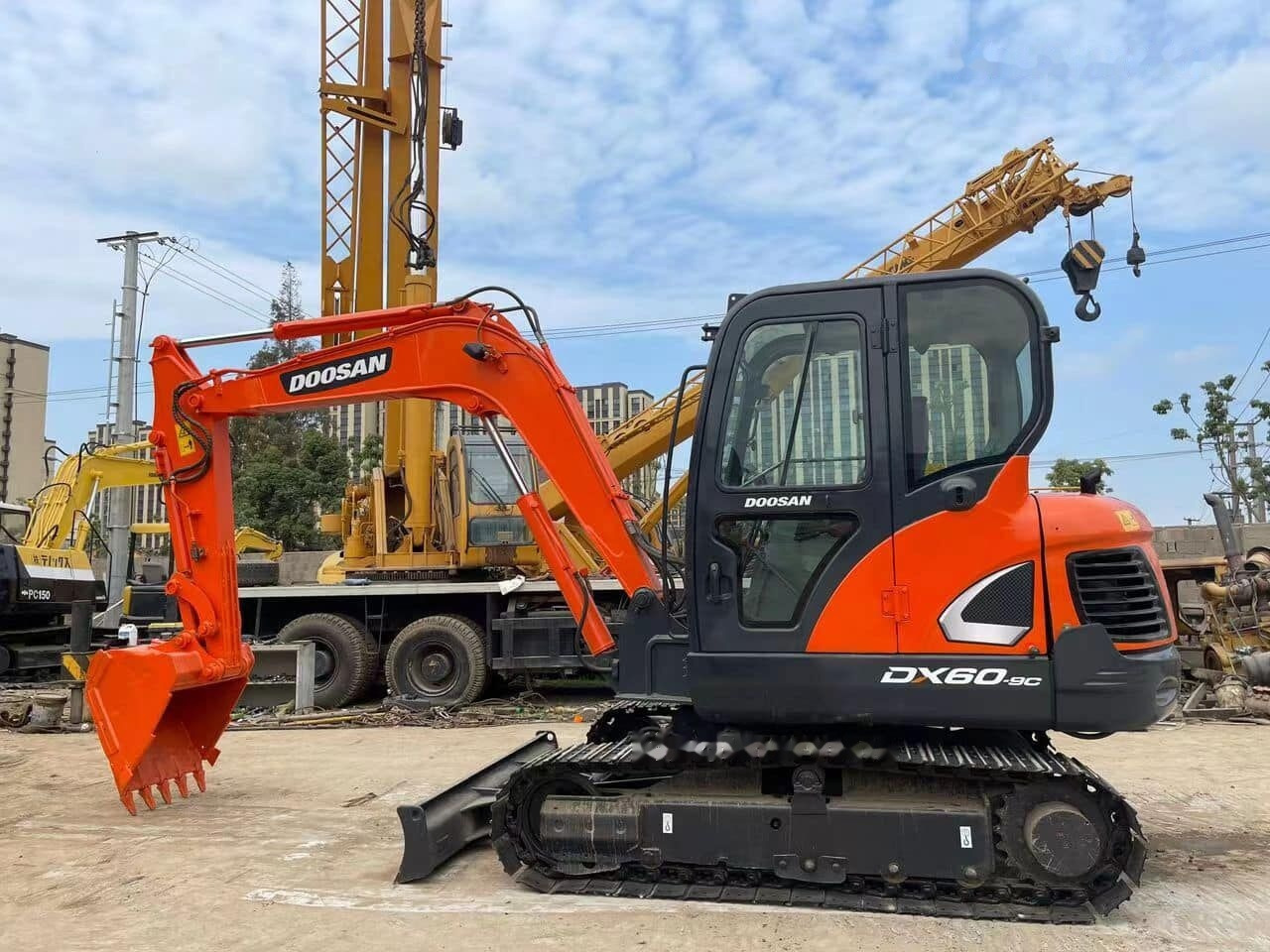 Doosan DX60 - حفارة مصغرة: صور 1 Doosan DX60 - حفارة مصغرة: صور 1
