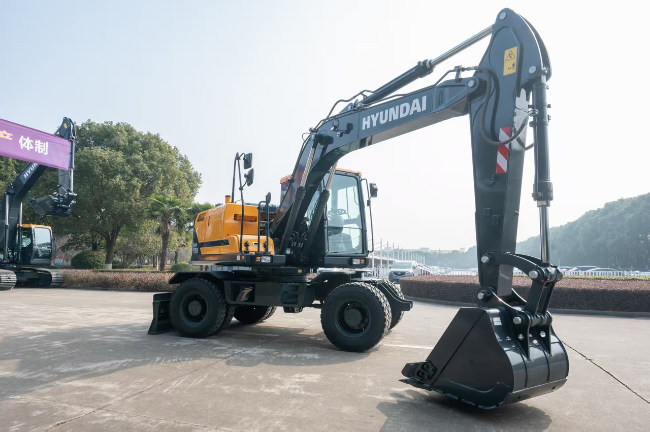 HYUNDAI HW150 - حفارة على عجلات: صور 5 HYUNDAI HW150 - حفارة على عجلات: صور 5