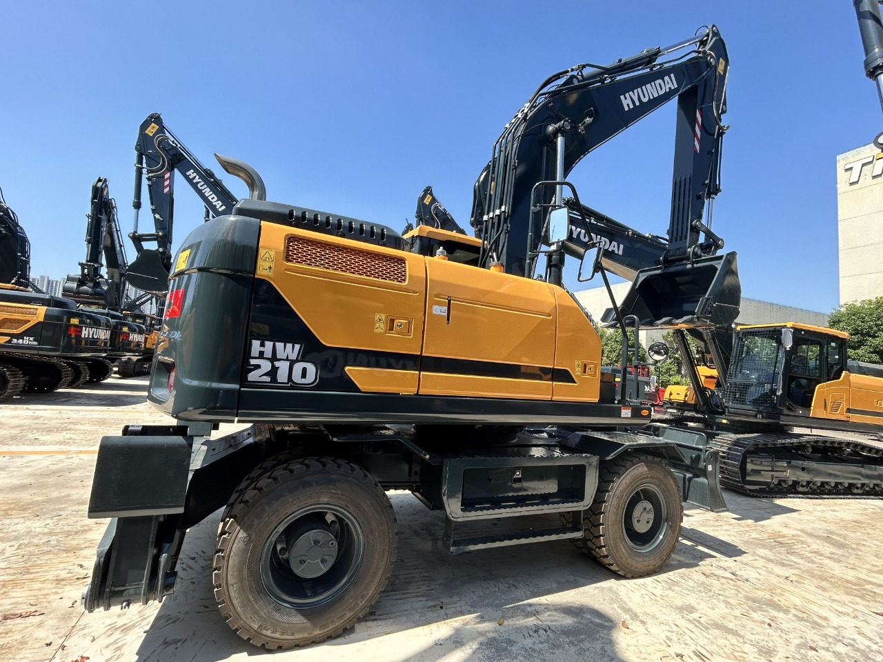 HYUNDAI HW210 - حفارة على عجلات: صور 1 HYUNDAI HW210 - حفارة على عجلات: صور 1