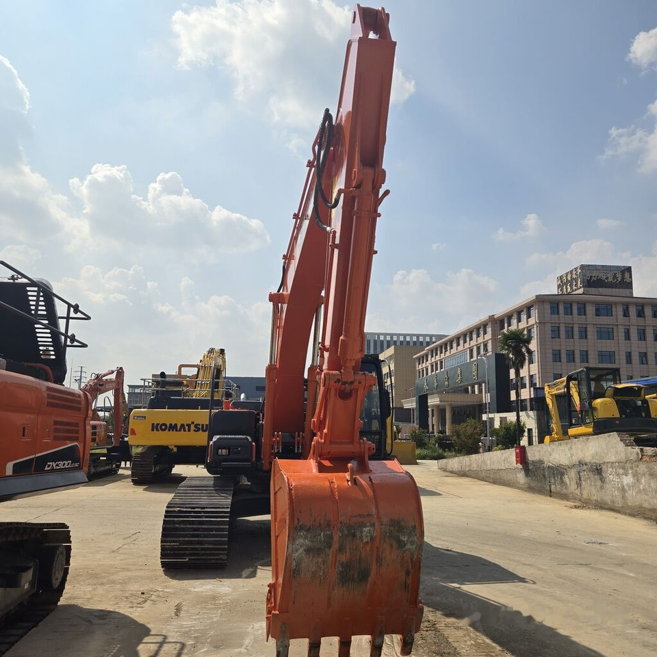 Hitachi ZX210 - حفارات زحافة: صور 1 Hitachi ZX210 - حفارات زحافة: صور 1