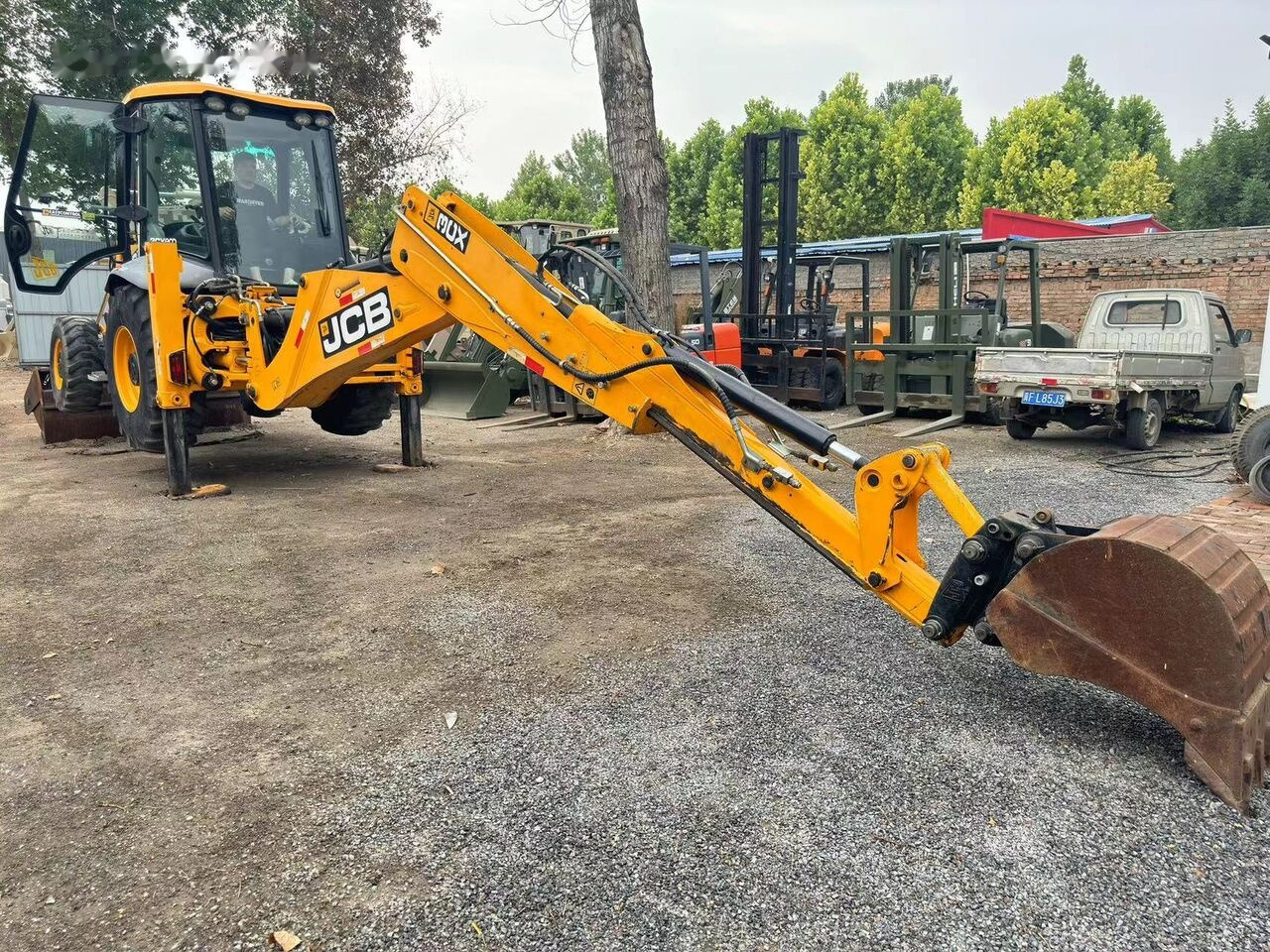 JCB 3CX Telescopic Arm Plus Four in One Bucket - حفار متعدد الاستخدام: صور 1 JCB 3CX Telescopic Arm Plus Four in One Bucket - حفار متعدد الاستخدام: صور 1