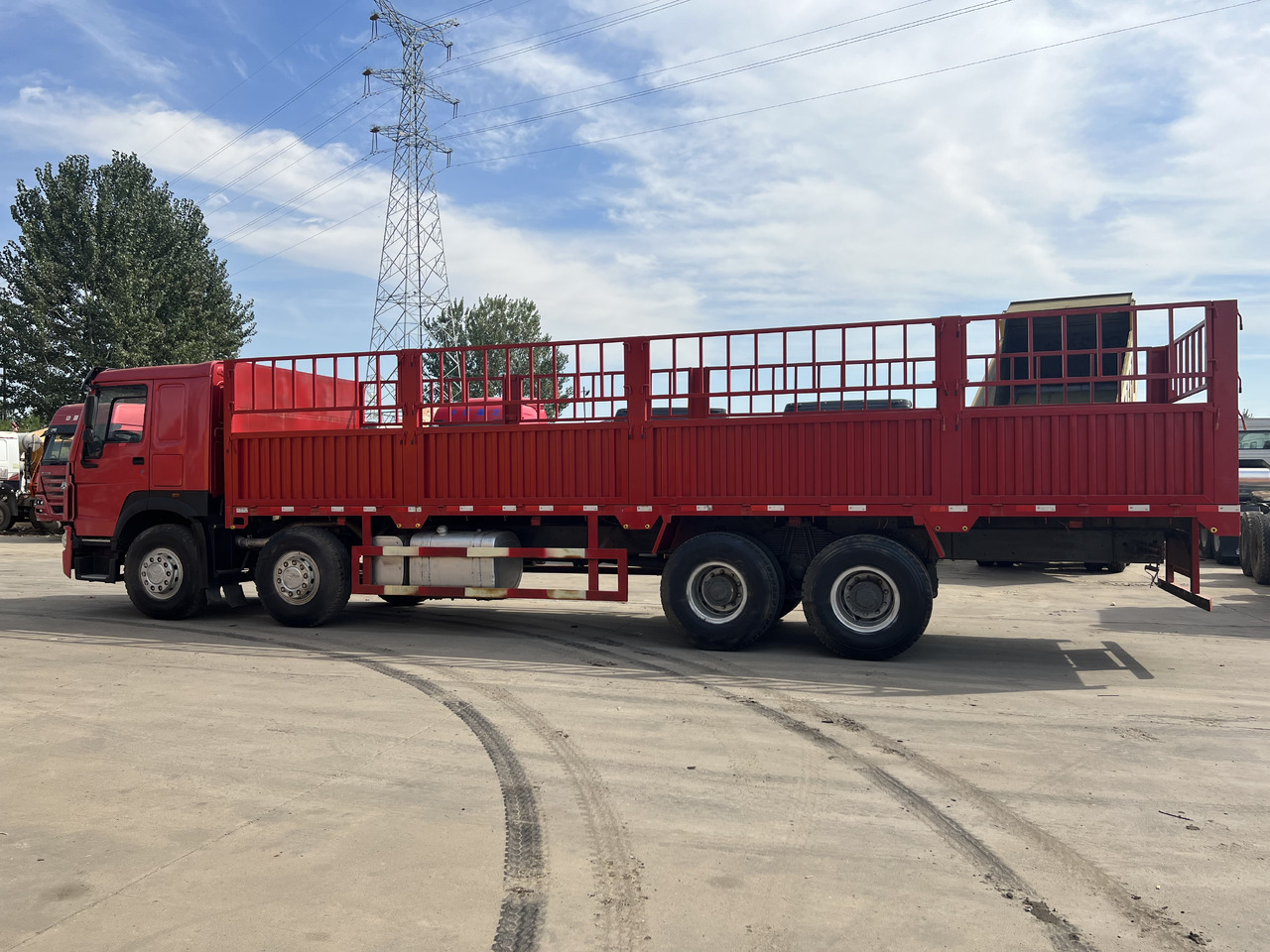 SINOTRUK HOWO 8*4 Fence Truck - شاحنة: صور 3 SINOTRUK HOWO 8*4 Fence Truck - شاحنة: صور 3