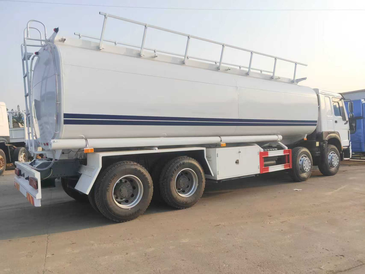 SINOTRUK HOWO Fuel Tank - شاحنة صهريج: صور 3 SINOTRUK HOWO Fuel Tank - شاحنة صهريج: صور 3