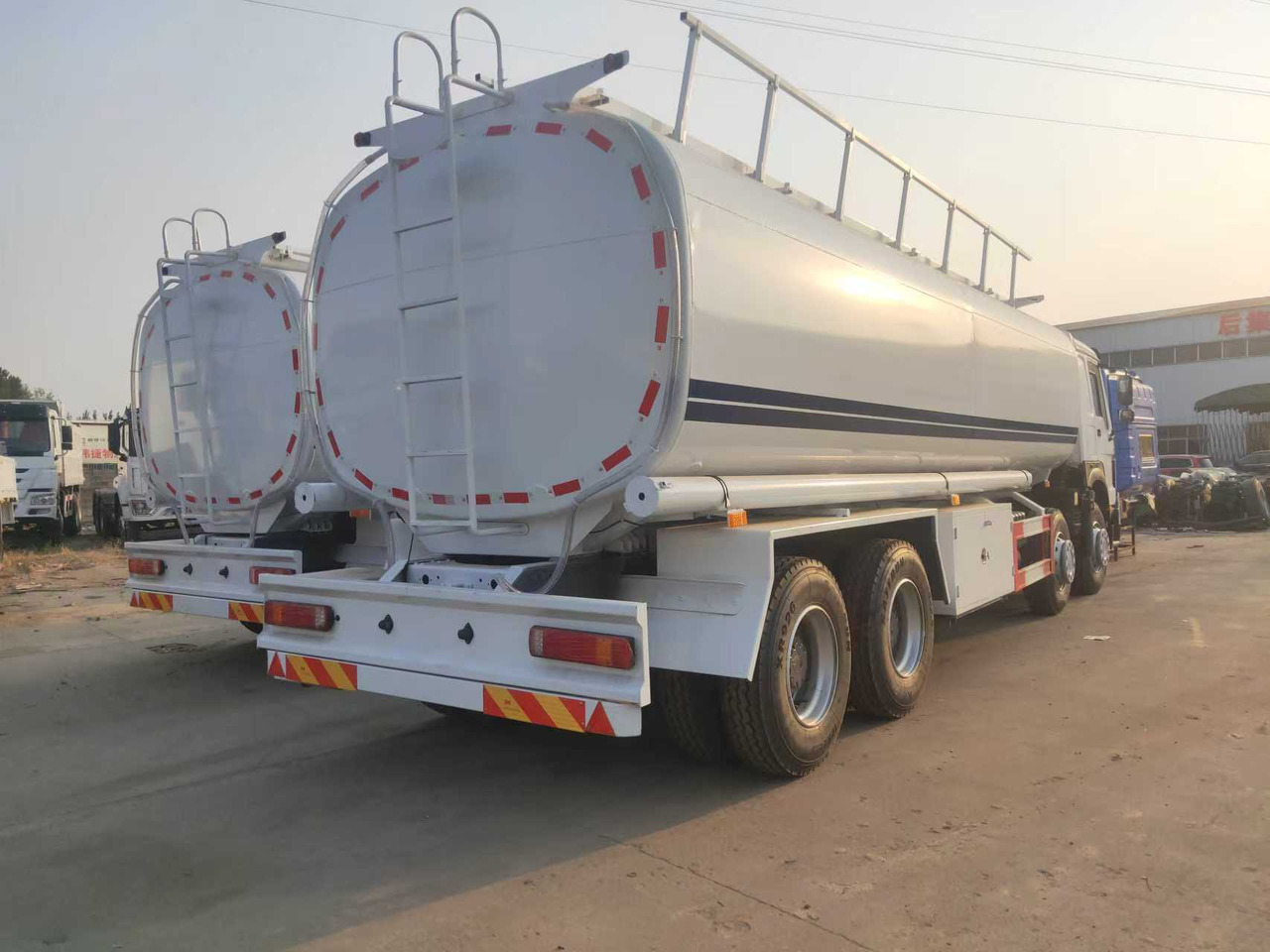 SINOTRUK HOWO Fuel Tank - شاحنة صهريج: صور 4 SINOTRUK HOWO Fuel Tank - شاحنة صهريج: صور 4