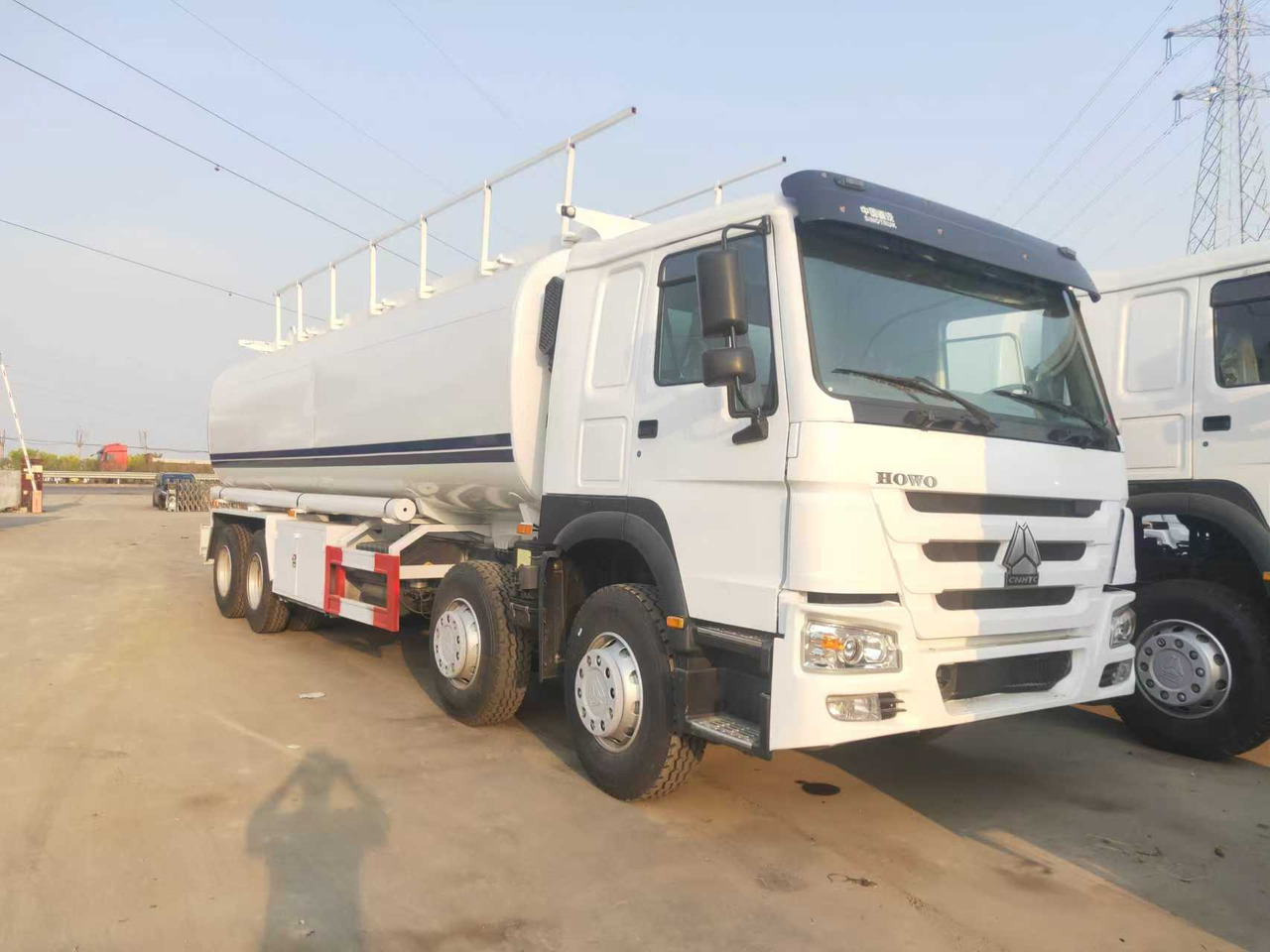 SINOTRUK HOWO Fuel Tank - شاحنة صهريج: صور 1 SINOTRUK HOWO Fuel Tank - شاحنة صهريج: صور 1