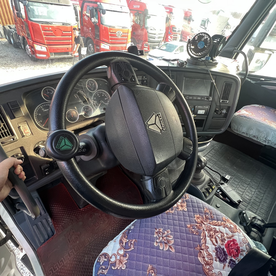 SINOTRUK HOWO - شاحنة جرار: صور 1 SINOTRUK HOWO - شاحنة جرار: صور 1