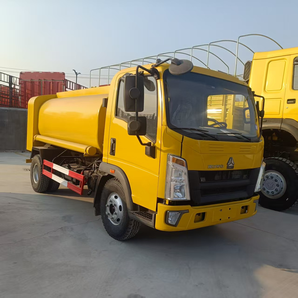 SINOTRUK Tanker truck - شاحنة صهريج: صور 1 SINOTRUK Tanker truck - شاحنة صهريج: صور 1