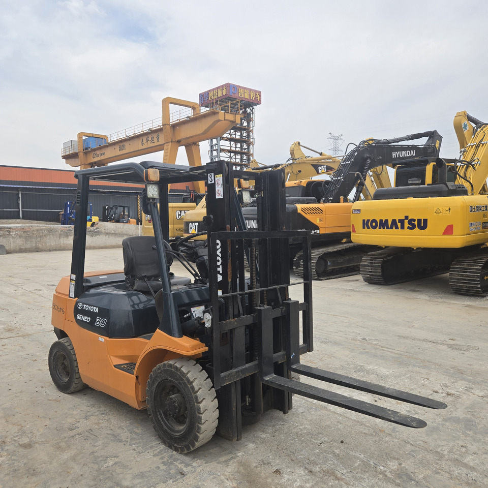 Toyota FD30 - رافعة شوكية ديزل: صور 5 Toyota FD30 - رافعة شوكية ديزل: صور 5