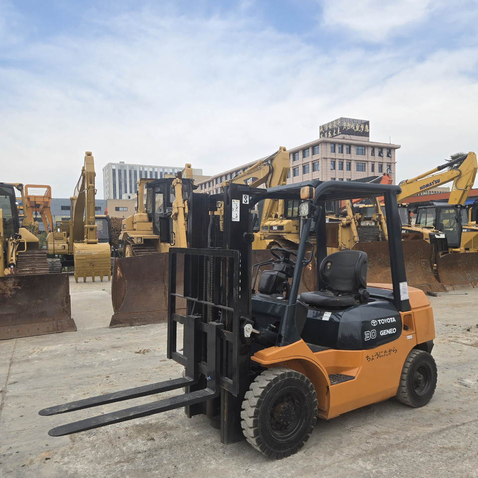 Toyota FD30 - رافعة شوكية ديزل: صور 3 Toyota FD30 - رافعة شوكية ديزل: صور 3