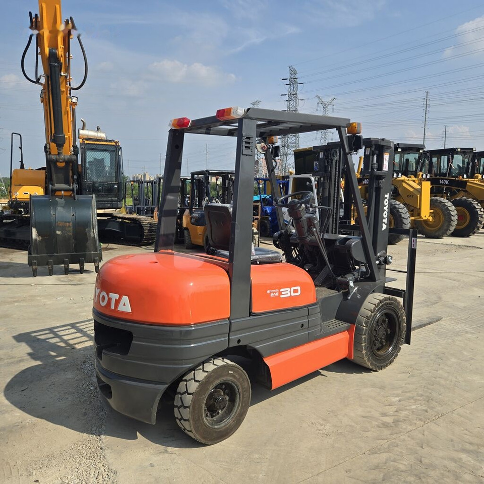 Toyota FD30 - رافعة شوكية تعمل بالغاز: صور 3 Toyota FD30 - رافعة شوكية تعمل بالغاز: صور 3