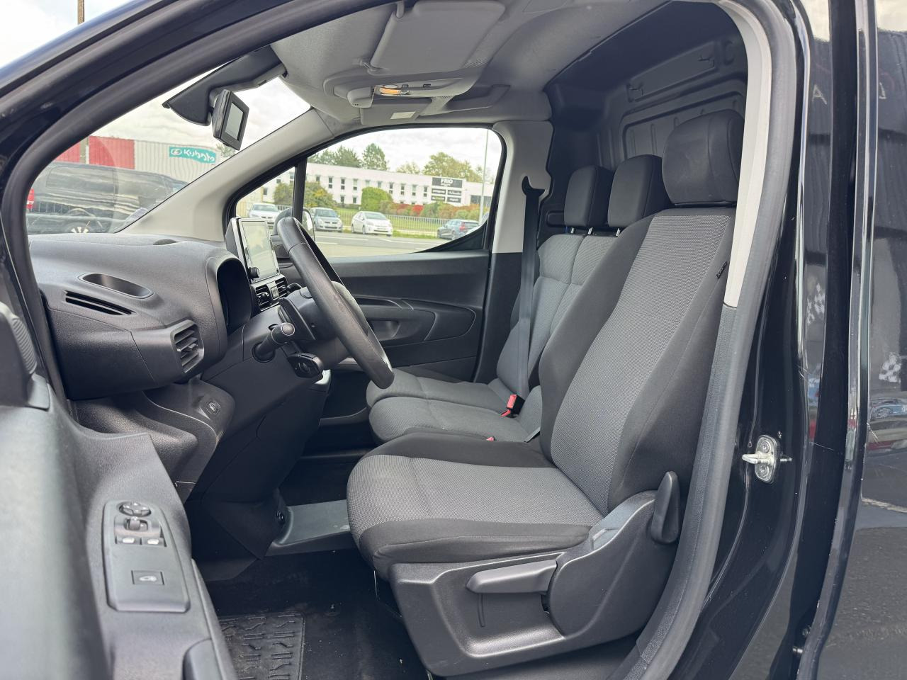 CITROEN Berlingo 1.5 BlueHDi S&S - 130 - BV EAT8  III FOURGON Fourgon M Driver 650 kg PHASE 1 - فان: صور 4 CITROEN Berlingo 1.5 BlueHDi S&S - 130 - BV EAT8  III FOURGON Fourgon M Driver 650 kg PHASE 1 - فان: صور 4