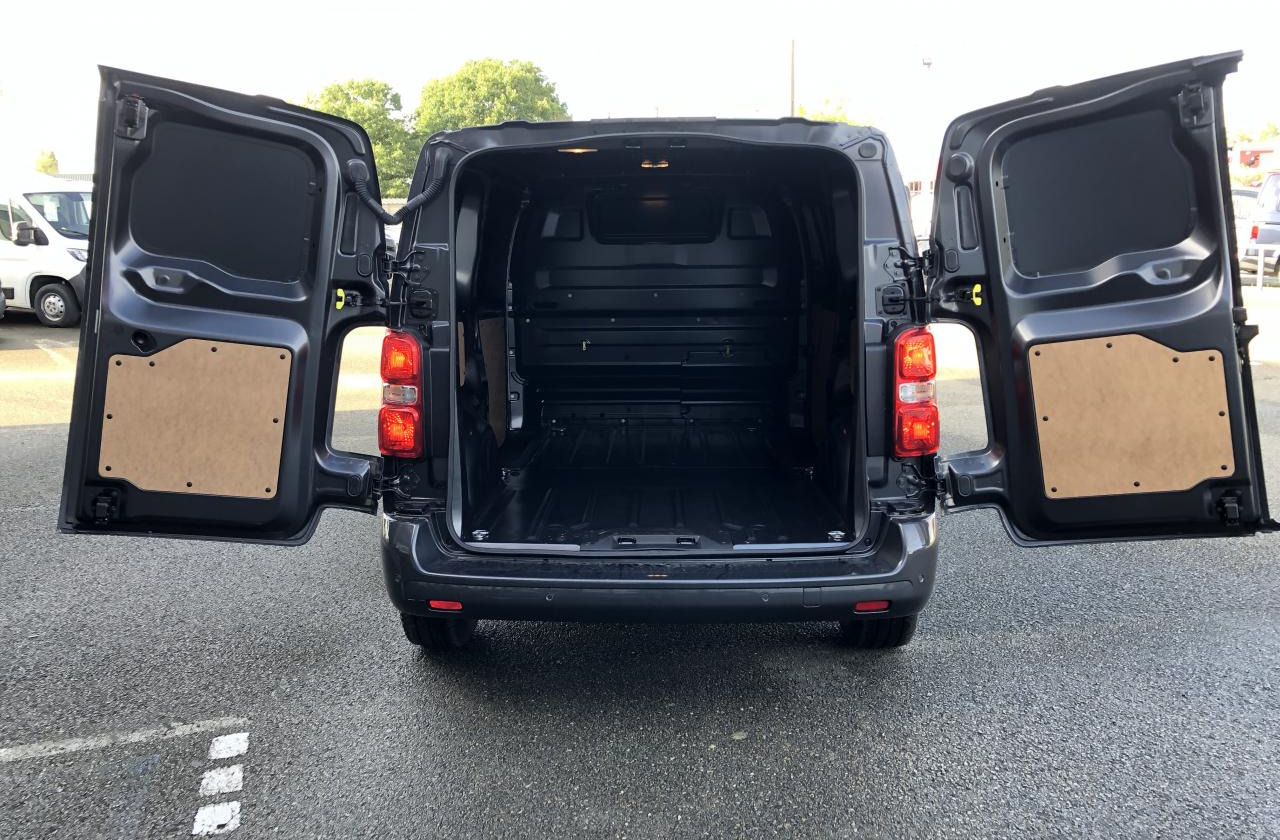 CITROEN Jumpy M 2.0 BlueHDi - 180 S&S - BV EAT8 III FOURGON . PHASE 2 - فان: صور 3 CITROEN Jumpy M 2.0 BlueHDi - 180 S&S - BV EAT8 III FOURGON . PHASE 2 - فان: صور 3