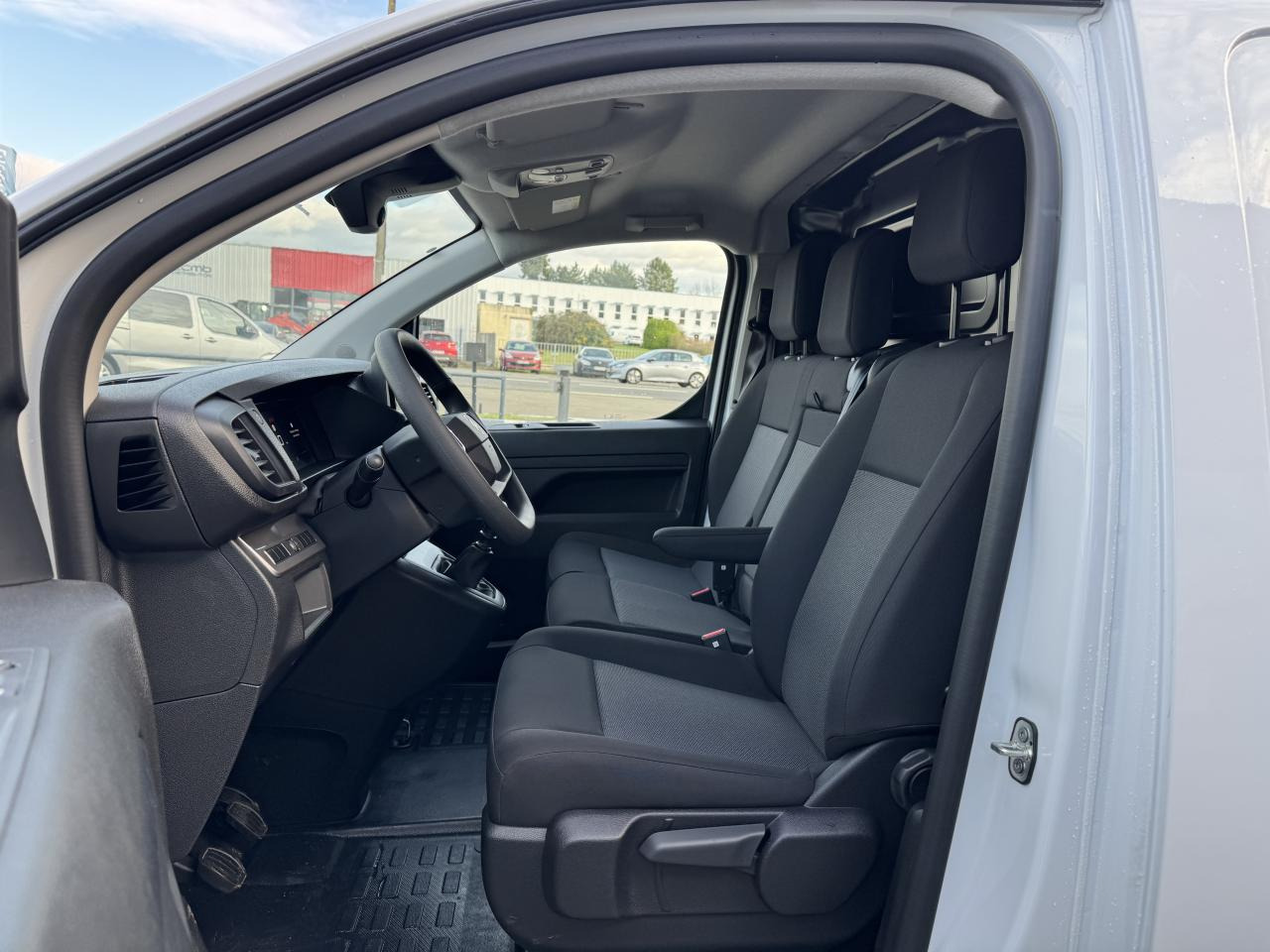 CITROEN Jumpy XL 2.0 BlueHDi - 145 S&S - BVM III FOURGON . PHASE 2 - فان: صور 5 CITROEN Jumpy XL 2.0 BlueHDi - 145 S&S - BVM III FOURGON . PHASE 2 - فان: صور 5